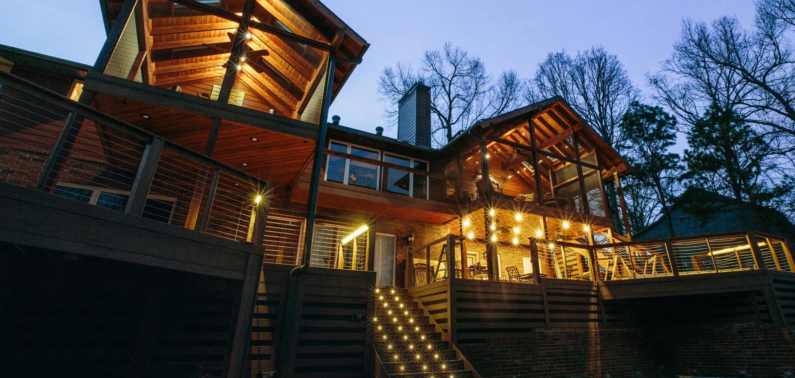Terrasse en bois de Kebony avec escalier et éclairage LED